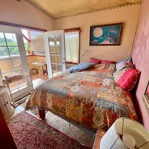 Artsy On Organic Farm Bed & Breakfast Naalehu