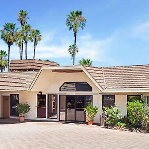Super 8 By Wyndham Long Motel Long Beach
